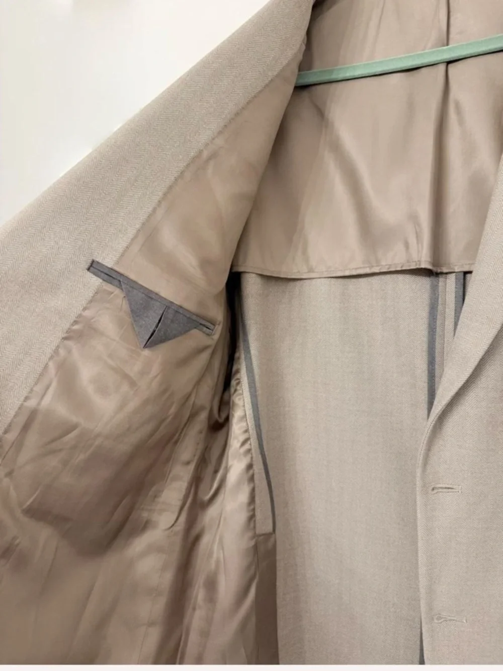 Michael Kors Classic Fit Herringbone Woven Blazer in Oatmeal Color